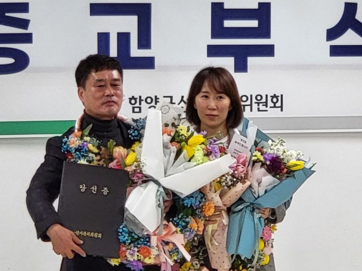 경남 함양 안의농협 조합장에 김기종 후보가 당선돼 당선증 교부를 받았다.