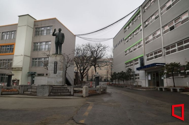 서울 은평구 응암동 충암고등학교 . 왼쪽 건물은 충암중학교. 허영한 기자