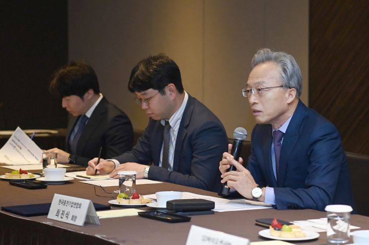 최진식 한국중견기업연합회 회장이 개회사를 하고 있다.