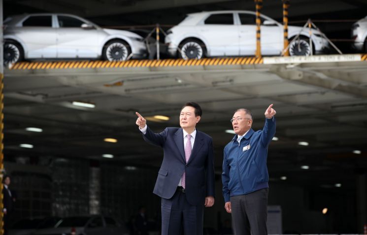 尹 앞에서 목표 밝힌 현대차…"올해 수출 108만대, 3년전보다 29%↑"