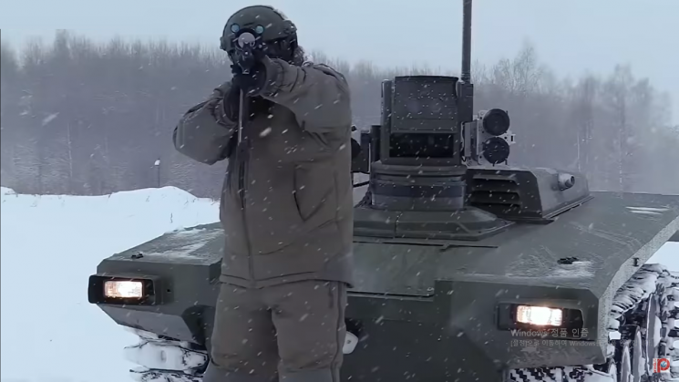 러시아군이 우크라이나에 투입한 인공지능(AI) 전투 로봇 탱크 마르케르(Marker)와 훈련 중인 러시아군의 모습.[이미지출처= 러시아 로봇제조기업 안드로이드나야 테크니카(Androidnaya Tekhnika)]