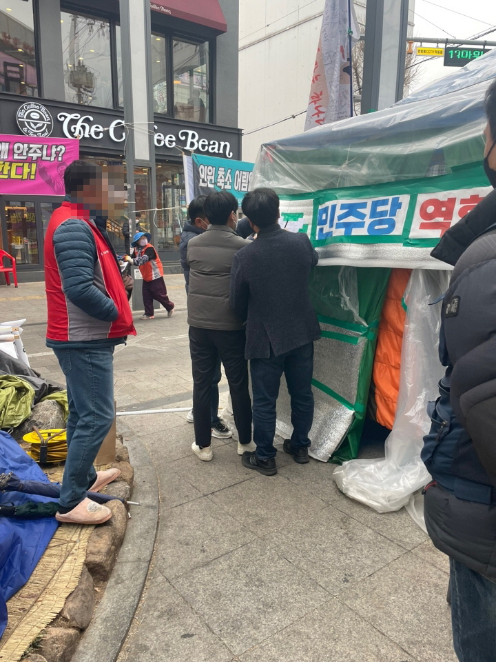 강북구, 공단노조 불법천막에 2차 계고장 전달
