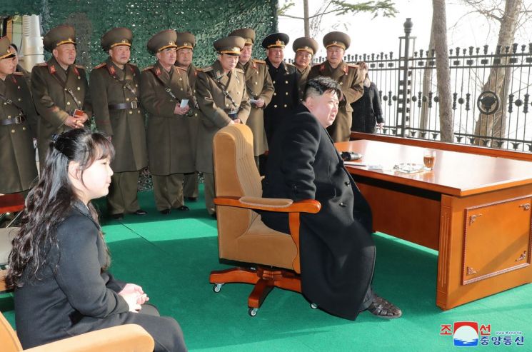 북한 김정은, 딸 '주애'와 전술유도무기 훈련 참관…南군비행장 겨냥 [이미지출처=연합뉴스]