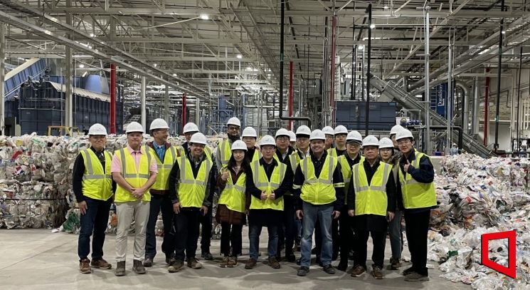 미국 오하이오주 공장에서 진행된 기술 협의에 참여한 SK지오센트릭과 PCT 엔지니어와 연구진들(사진:SK지오센트릭)