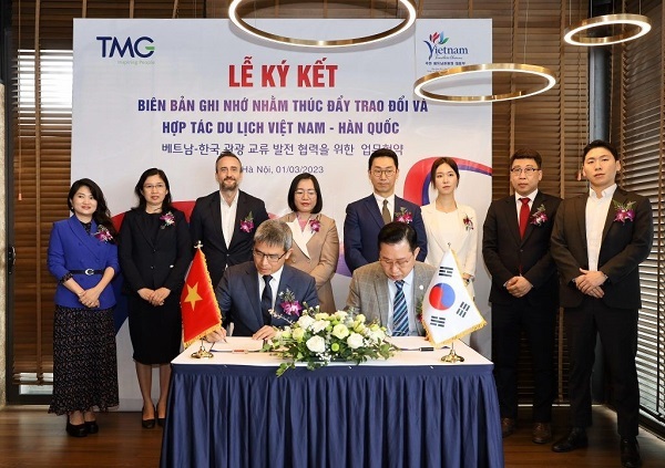 [사진: 이창근(Ly Xuong Can) 관광대사와 TMG Group의 Tran Trong Kien 회장이 협약서에 서명중이다.]