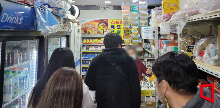 2등 당첨자가 무더기로 쏟아져 나왔다는 사실이 알려지면서, 이 복권판매소에는 평일 시간대임에도 로또를 사려는 사람들로 인산인해를 이루고 있다. 사진=한승곤 기자