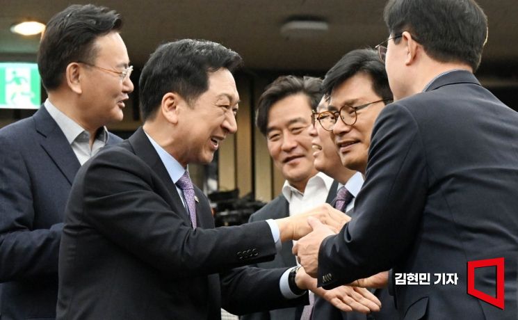 [포토] 의원들 축하 받는 김기현 대표