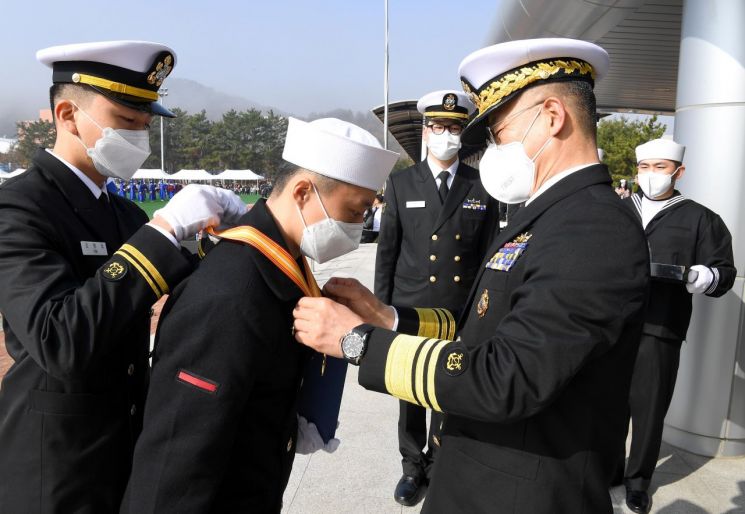 해군교육사령부 해군병 제689기 수료식에서 이성열 해군교육사령관(오른쪽)이 김태욱 이병에게 해군교육사령관상 메달을 수여하고 있다. [사진제공=해군교육사령부]