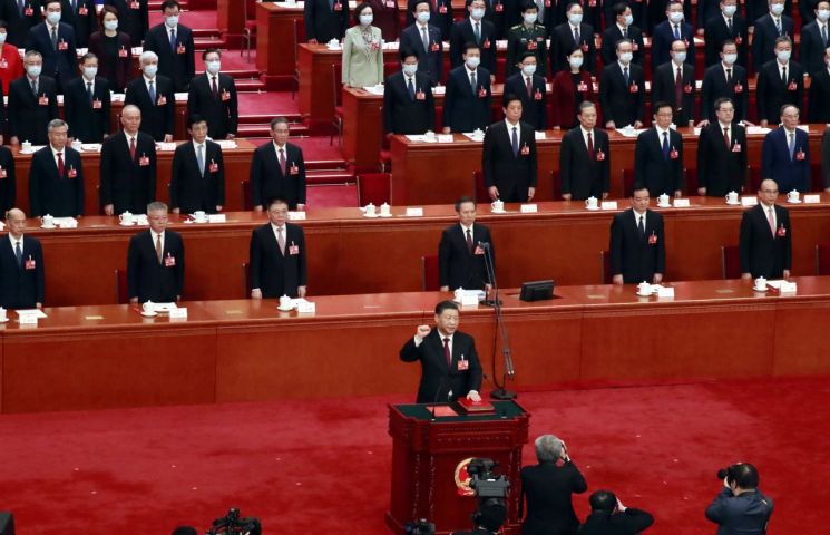 지난 10일 중국 제14기 1차 전국인민대표대회(전인대) 제3차 전체회의가 열린 베이징 인민대회당에서 시진핑 국가 주석이 헌법 선서를 하고 있다. [이미지출처=연합뉴스]