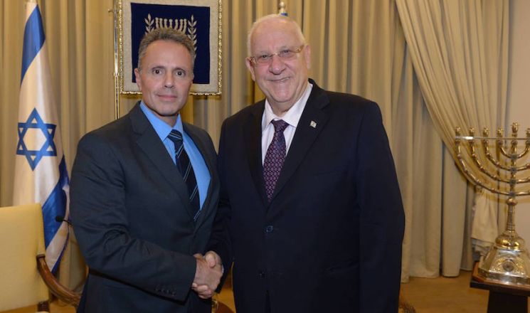 레우벤 리블린 이스라엘 대통령이 2015년 집무실을 방문한 조니 스루지 애플 부사장(왼쪽)과 악수하고 있다. 리블린 대통령은 자국 출신 스루지를 크게 반겼다고 한다.사진=이스라엘 대통령실
