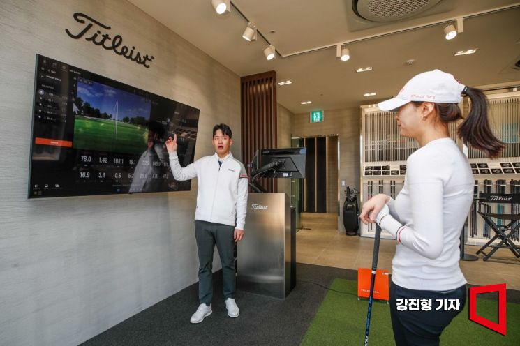 김진성 타이틀리스트 피터가 10일 강원도 원주 오크밸리 골프아카데미 타이틀리스트 퍼포먼스센터에서 사용자의 데이터 수집 자료를 통해 설명하고 있다.