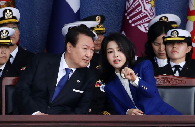 윤석열 대통령과 김건희 여사가 10일 경상남도 창원시 진해구 해군사관학교에서 열린 제77기 졸업 및 임관식에서 대화하고 있다. [사진제공=대통령실통신사진기자단]