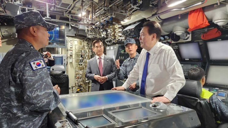 윤석열 대통령은 10일 국내 최초로 독자 설계·건조 및 잠수함발사탄도미사일(SLBM)을 탑재한 3000t급 잠수함인 도산안창호함에 탑승했다. SLBM 현황 및 잠수함 작전수행 절차 보고를 받은 뒤 SLBM 수직발사관 개방 시연 등을 지켜봤다. [사진제공=대통령실]
