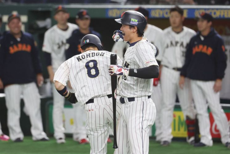 5회말 무사 상황에서 일본 곤도가 솔로홈런을 치자 다음 타자인 오타니가 미소를 짓고 있다. [이미지출처=연합뉴스]