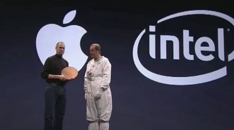 스티브 잡스(왼쪽) 애플 창업자가 2006년 열린 WWDC 행사에서 방진복을 입고 등장한 폴 오텔리니 인텔 최고경영자가 건네준 웨이퍼를 들고 있다. 사진=유튜브