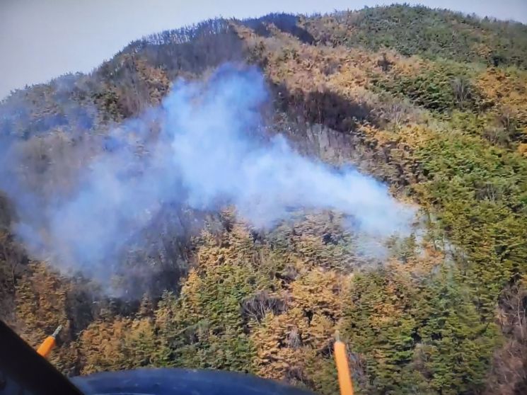 경남 하동군 화개면 야산에서 산불이 나 연기가 피어나고 있다. [사진제공=경남소방본부]