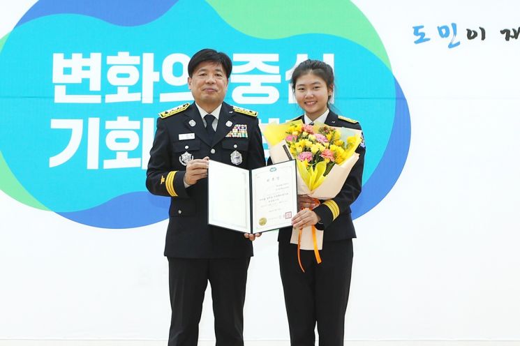 경기도소방 1호 외국인 홍보대사 나왔다…트로트 가수 완이화 양