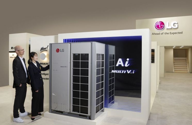 LG전자 직원이 상업용 냉난방 시스템에어컨 '멀티브이 아이(MultiV i)'를 소개하는 모습.[사진제공=LG전자]