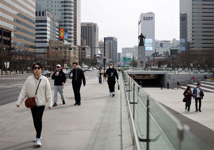 11일 오후 서울 광화문광장에서 시민들이 길을 걷고 있다. [이미지출처=연합뉴스]