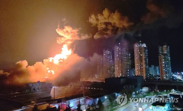 12일 대전 한국타이어 공장에서 화재가 발생해 연기와 화염이 치솟고 있다. 소방당국은 현재 화재를 진압하는 중이다. 사진=연합뉴스