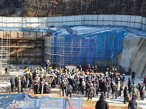 건설현장을 점거한 노조원들. [이미지출처=연합뉴스]