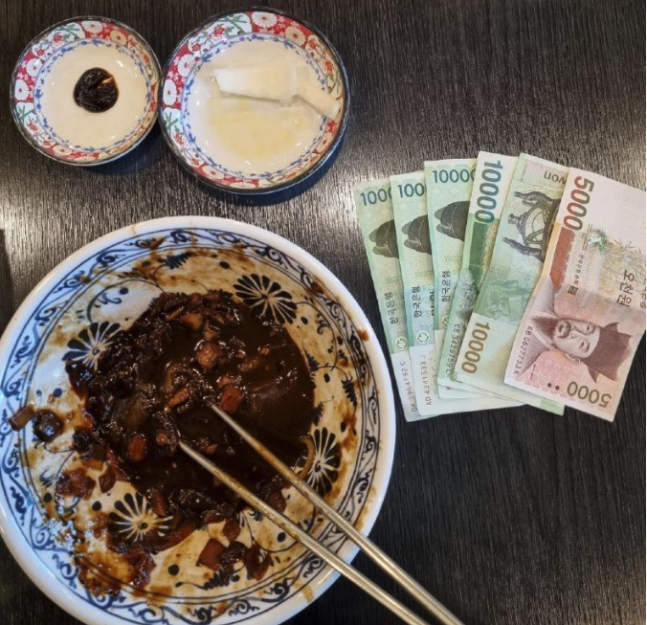 지난 3월, 결식아동에게 음식을 무료로 제공하는 '착한 중국집’에 방문해 좋은 일에 쓰라며 짜장면 한 그릇 값으로 5만 5000원을 지불했다는 한 누리꾼의 사연은 거짓으로 드러났다. [사진출처=온라인 커뮤니티 '보배드림']