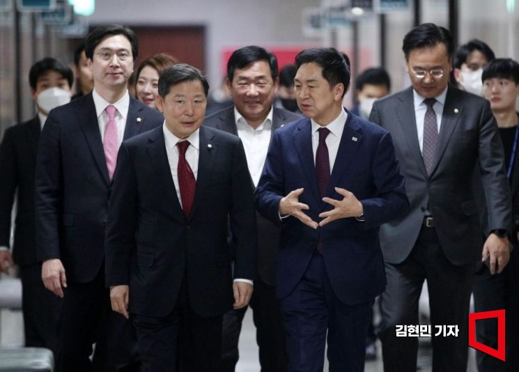 [포토] 김기현 대표, 이철규 사무총장 등 신임 당직자들과 함께