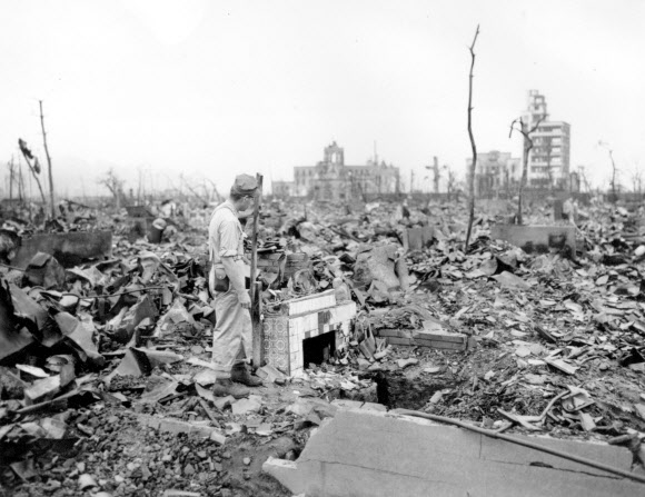 1945년 미국군에 의해 공개된 일본 히로시마 원자 폭탄 투하 당시 모습. (자료: AP 연합뉴스)