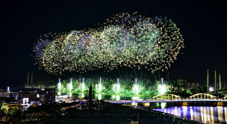 5월 포항의 밤을 낭만적인 불꽃으로 수놓을 포항 국제불빛축제 개최.(이미지=캐나다 국제 불꽃쇼)