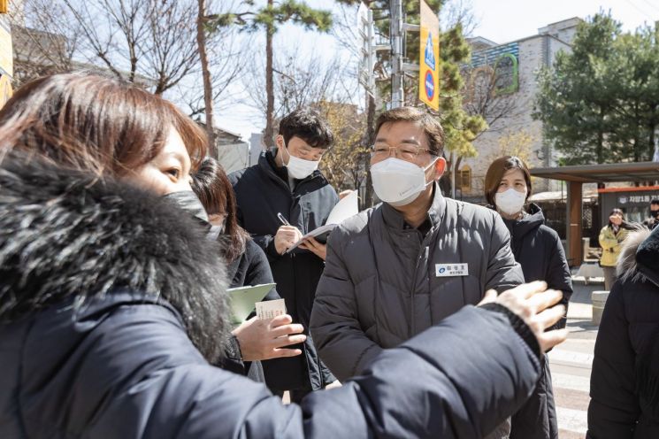 김경호 광진구청장 학교 앞 찾아가 주민들과 '소통'