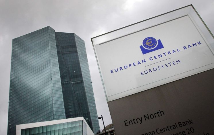 "금융위기 막는 소방수되나"…진퇴양난에 빠진 ECB