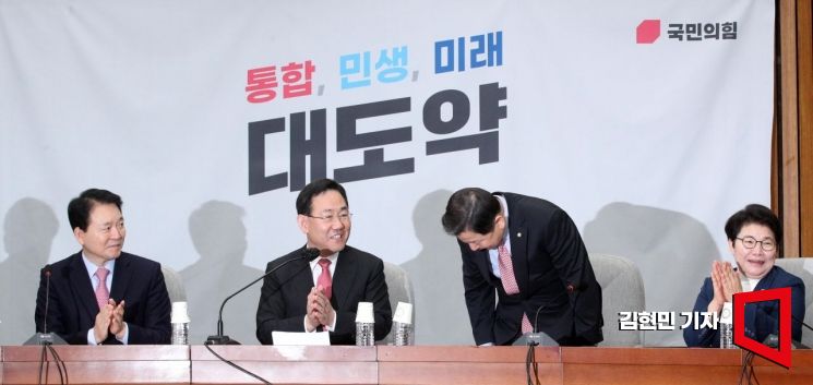 [포토] 인사하는 이철규 신임 사무총장