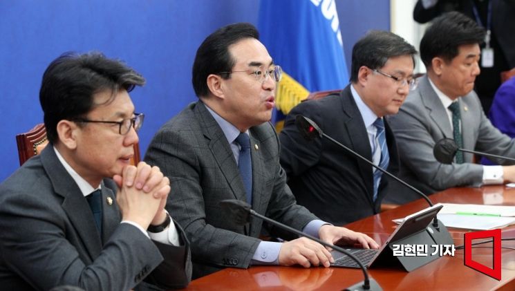 [포토] 민주당 원내대책회의 주재하는 박홍근 