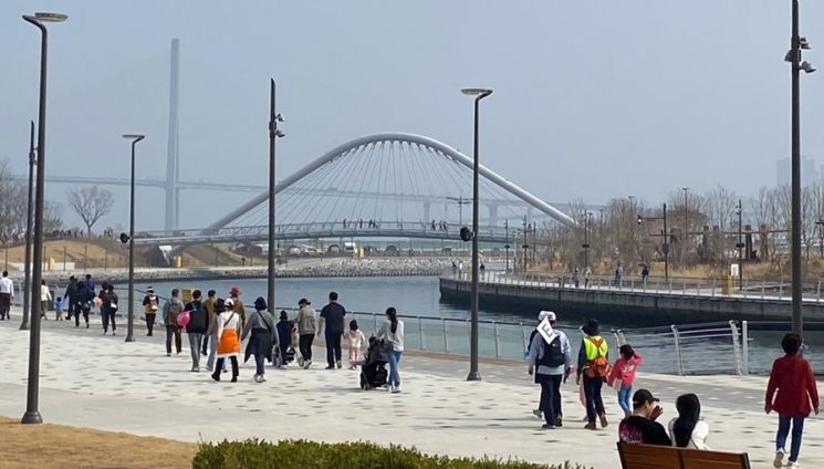 “세계박람회 개최 기원” 열기 띄운 부산 북항… 온국민 염원 걷기대잔치
