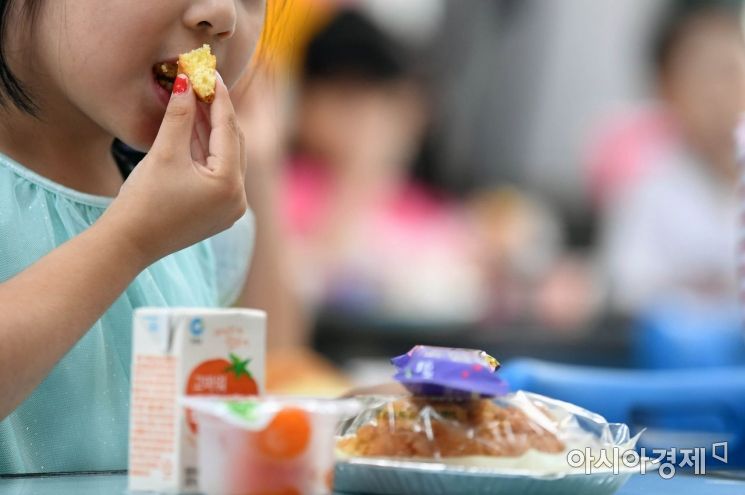 '혼밥(혼자 밥을 먹는 것)'을 할수록 아동의 행복감은 낮아지는 연구 결과가 나왔다. [사진출처=아시아경제]