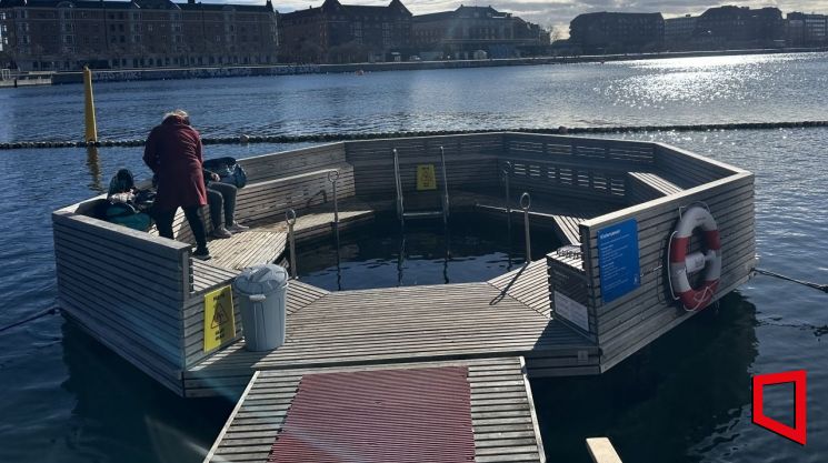 덴마크 코펜하겐의 수변 산책로 칼베보드 볼게(Kalvebod Bølge)에 마련된 풀장에서 시민들이 수영을 할 준비를 하고 있다. [사진=이춘희 기자]
