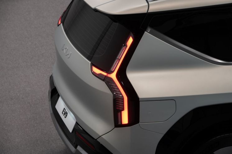 기아 전기 SUV EV9 디자인 공개…"공간감 ↑"