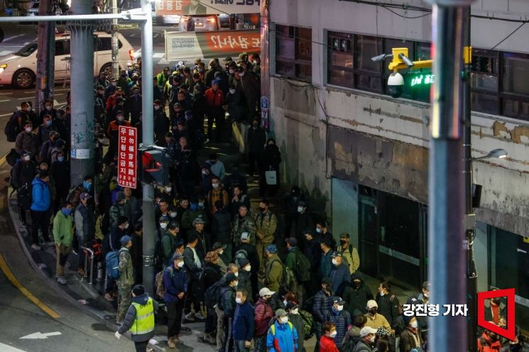 지난 3월15일 서울 구로구 남구로역 새벽 인력시장을 찾은 노동자들이 일자리를 구하기 위해 대기하고 있다. 사진=강진형 기자aymsdream@