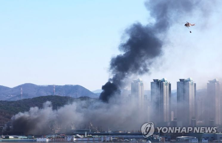 13일 한국타이어 대전공장 화재현장에서 소방헬기가 진화 작업을 벌이고 있다. 사진=연합뉴스