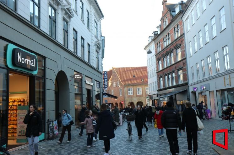덴마크 코펜하겐의 보행자 전용 거리 '스트뢰게트(Strøget)'가 걷는 사람들로 가득 차 있다. [사진=이춘희 기자]