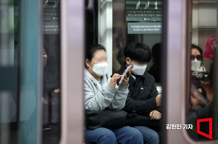 [포토] 지하철·버스 마스크 착용 의무 20일 풀린다