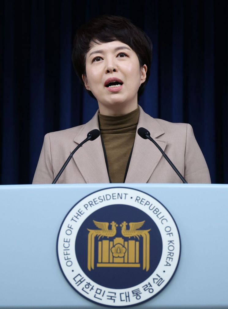 김은혜 대통령실 홍보수석이 지난 3월 15일 서울 용산 대통령실 청사에서 고용노동부가 최근 발표한 근로시간 제도 개편안과 관련한 브리핑을 하고 있다. 김 수석은 "주당 최대 근로시간은 노동 약자의 여론을 더 세밀히 청취한 뒤 방향을 잡아야 한다"고 밝혔다. [이미지출처=연합뉴스]