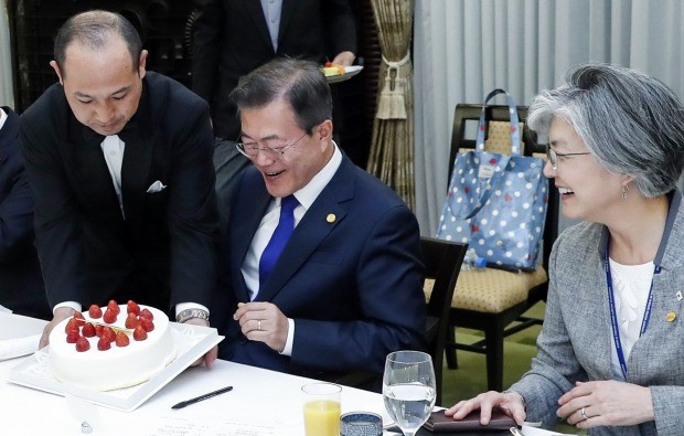 2018년 5월9일 문재인 전 대통령이 아베 신조 전 일본 총리의 깜짝 선물에 웃음 짓고 있다. 사진제공=연합뉴스