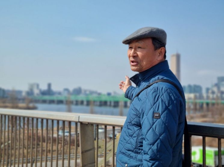3일 오후 서울 한강대교에서 김효 문화해설사가 한강의 역사에 대해 설명하고 있다/사진=황서율 기자chestnut@