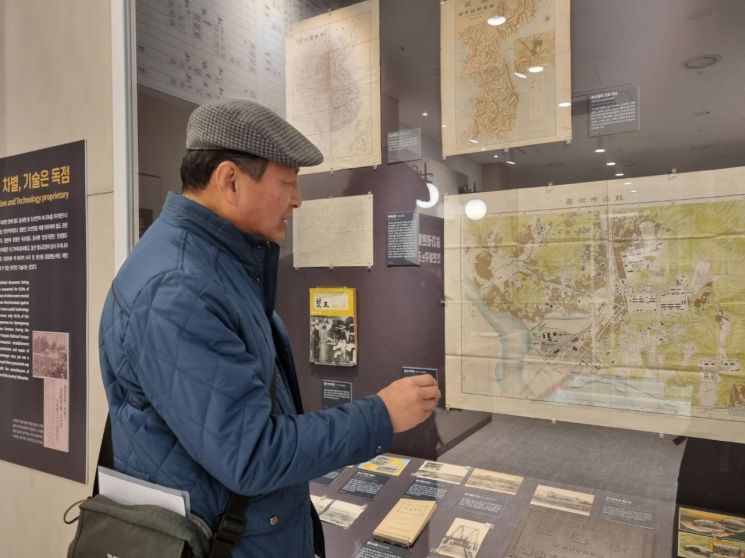 3일 오후 김효 역사문화해설사가 서울 용산역사박물관에서 지도를 보며 용산의 역사에 대해 설명하고 있다/사진=황서율 기자chestnut@