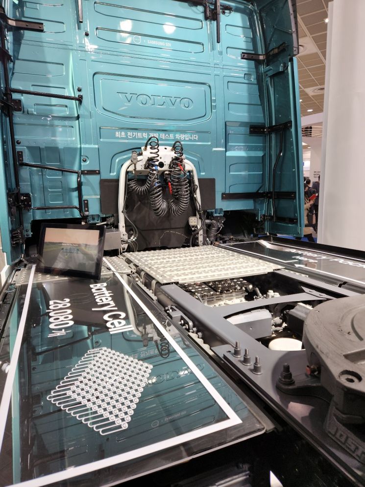 국내에서 최초로 선보인 볼보의 대형 전기트럭 'FM 일렉트릭'. 삼성SDI의 21700 원통형 배터리 2만8000개가 탑재됐다. 사진=최서윤 기자