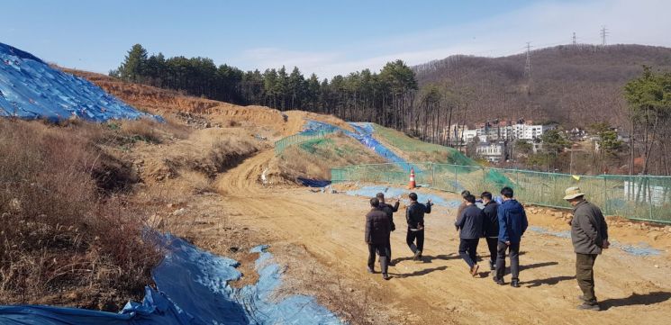 이상일 용인시장이 해빙기를 맞아 수지구 고기동 공사현장을 관계자들과 함께 둘러보고 있다.