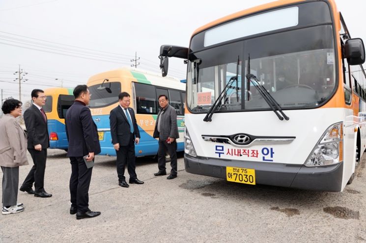 (우측 두번째)김산 무안군수가 무안읍-남악오룡 신규버스노선 사전점검을 하고 있다. [사진제공=무안군]