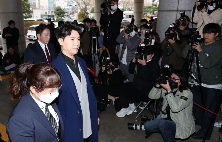 방송인 박수홍이 15일 오후 서울서부지방법원에서 횡령 혐의로 구속기소 된 친형의 속행공판에 증인으로 출석하고 있다. [이미지출처=연합뉴스]