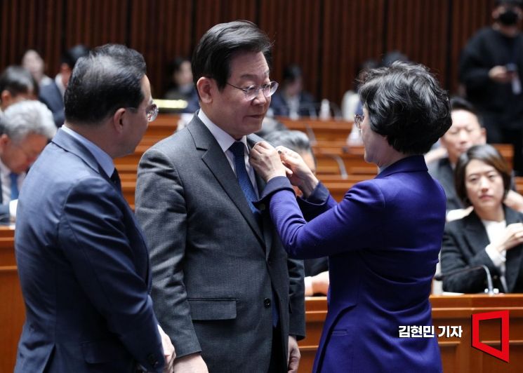 [포토] 이재명 대표에게 태극기 뱃지 달아주는 김상희 위원장